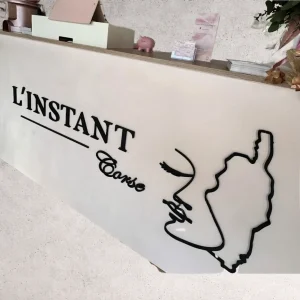 Logo enseigne bois découpé pour accueil professionnel, création artisanale Art Méka